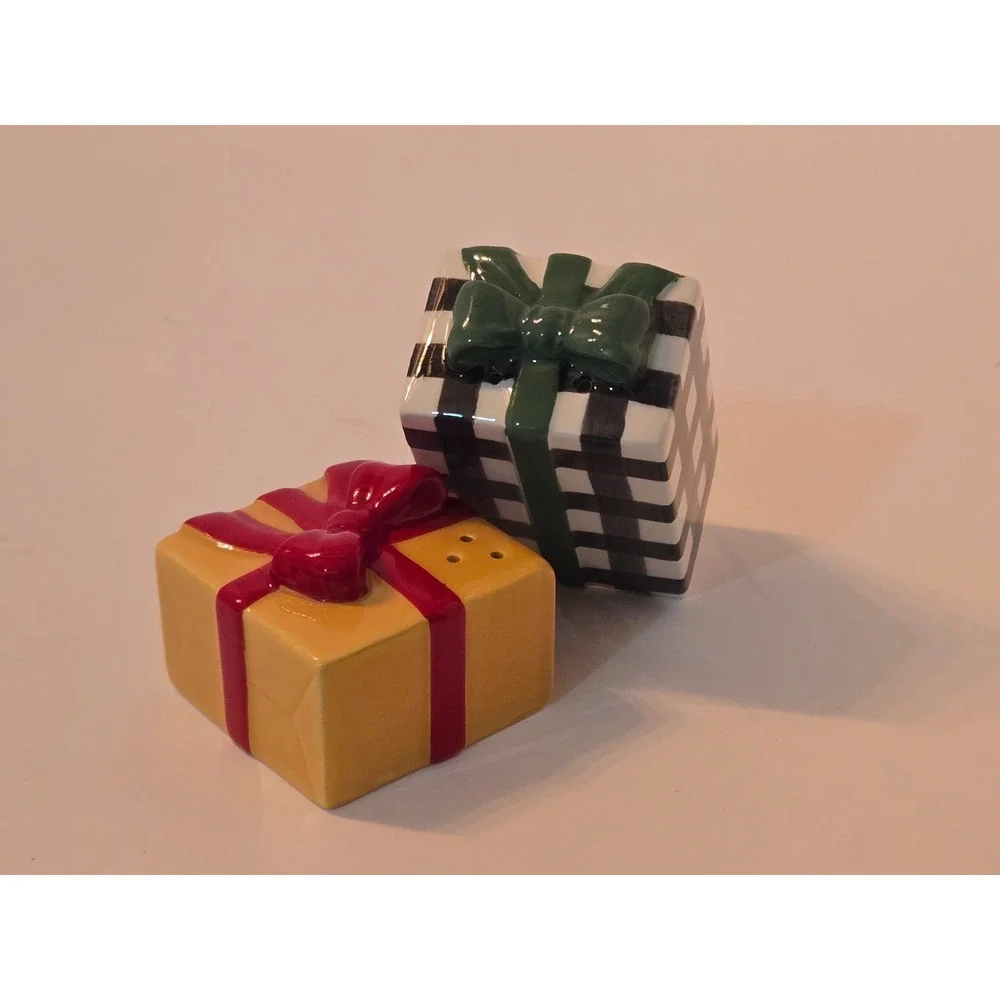 Hallmark Christmas Gift Box Salt Pepper Shakers Yellow Buffalo Plaid